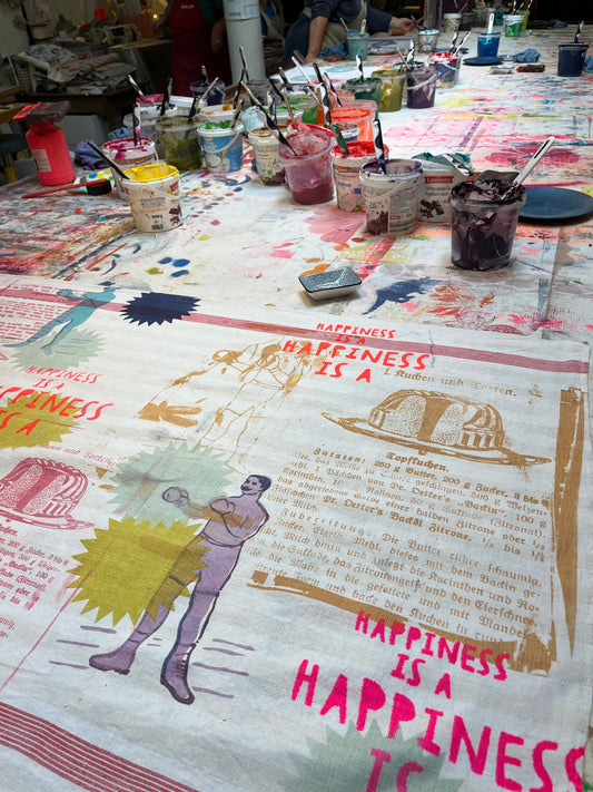 Stoffkomposition aus Leinen mit roten und rosafarbenen Elementen – StefStudio Kollektion Happiness is a Colourful Raincloud