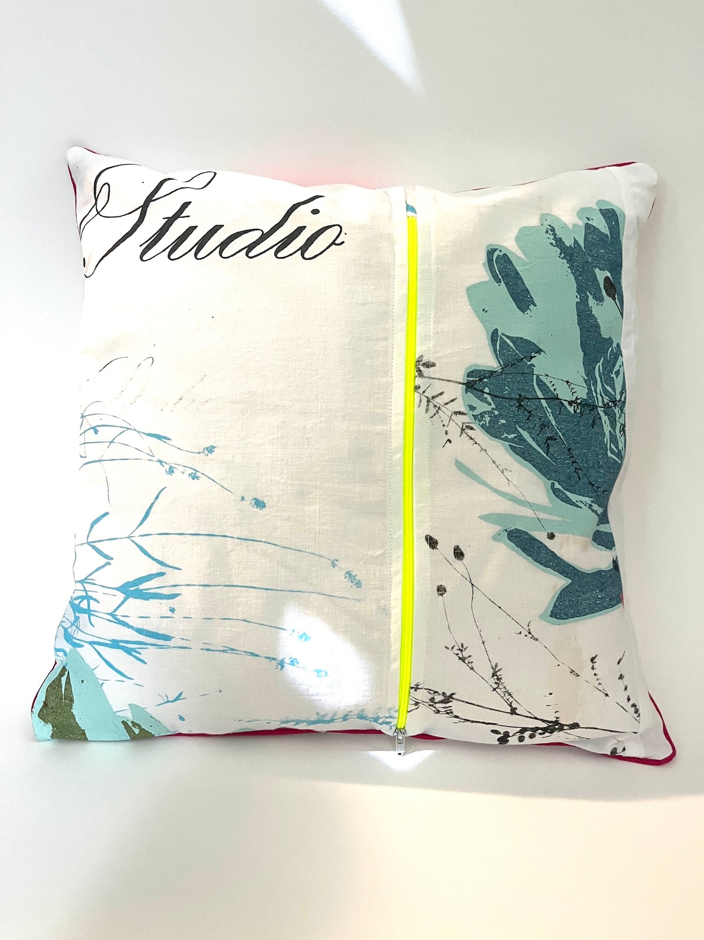 Kissen „Neonblume“ – 40 × 40 cm