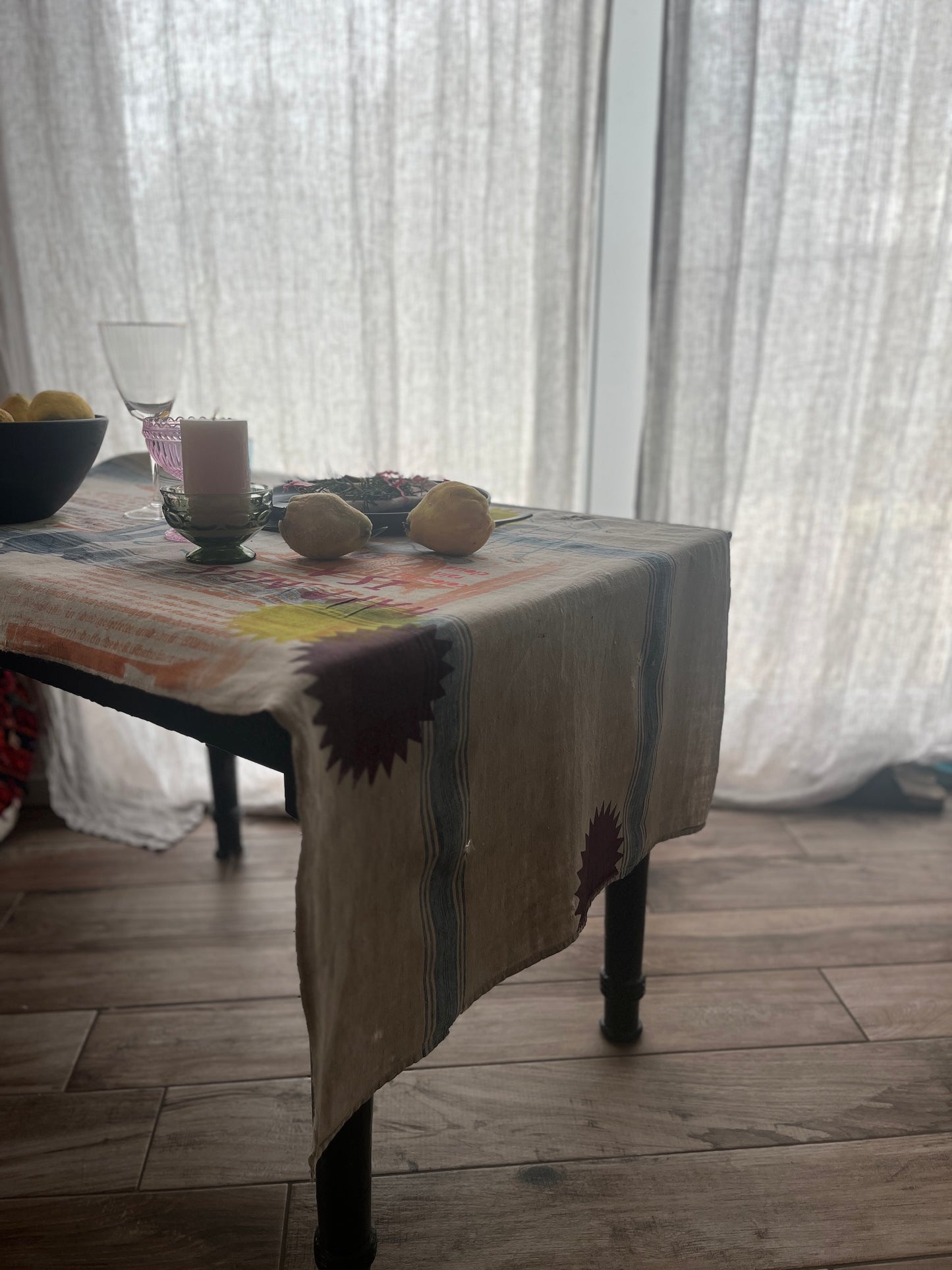 Happiness – Tischläufer handbedruckt aus Vintage-Leinen