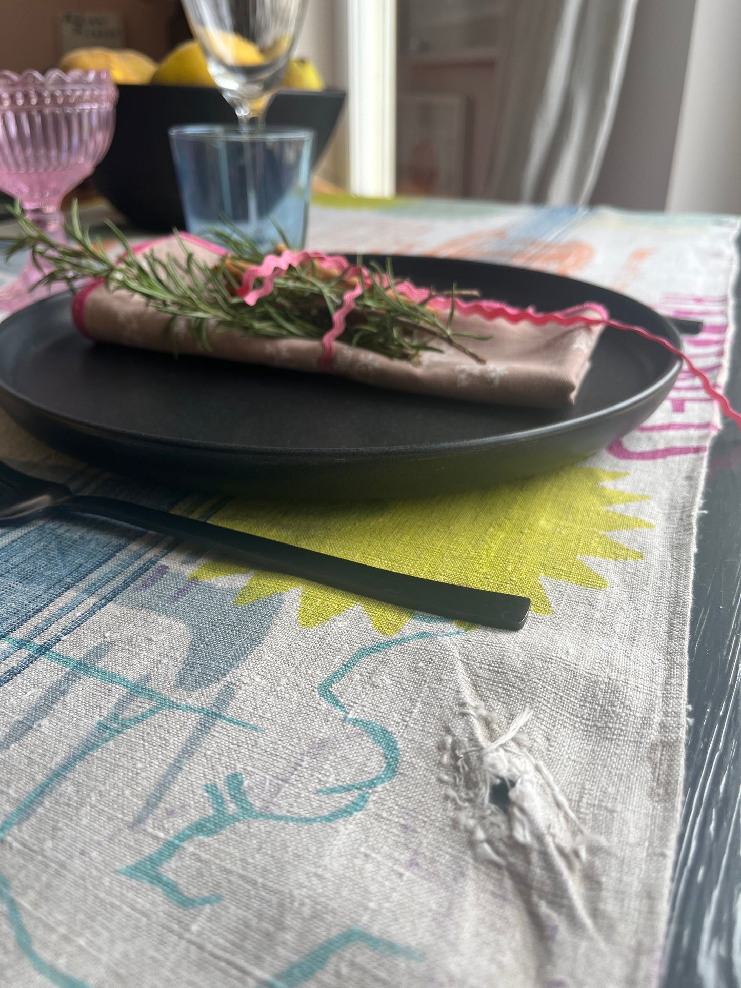 Happiness – Tischläufer handbedruckt aus Vintage-Leinen