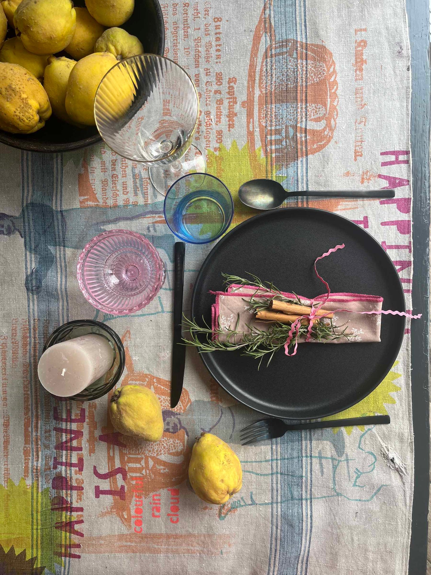 Happiness – Tischläufer handbedruckt aus Vintage-Leinen