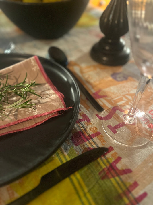 Happiness – Tischläufer handbedruckt aus Vintage-Leinen