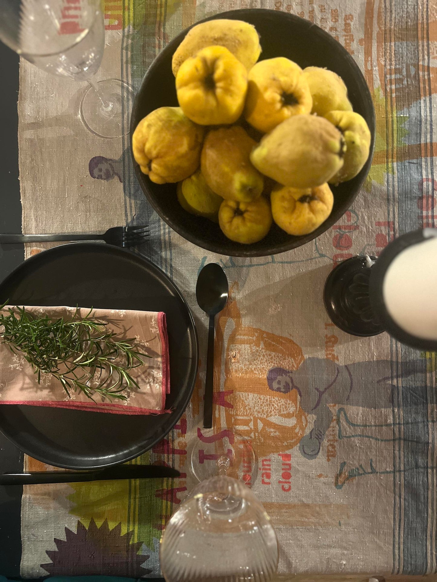 Happiness – Tischläufer handbedruckt aus Vintage-Leinen