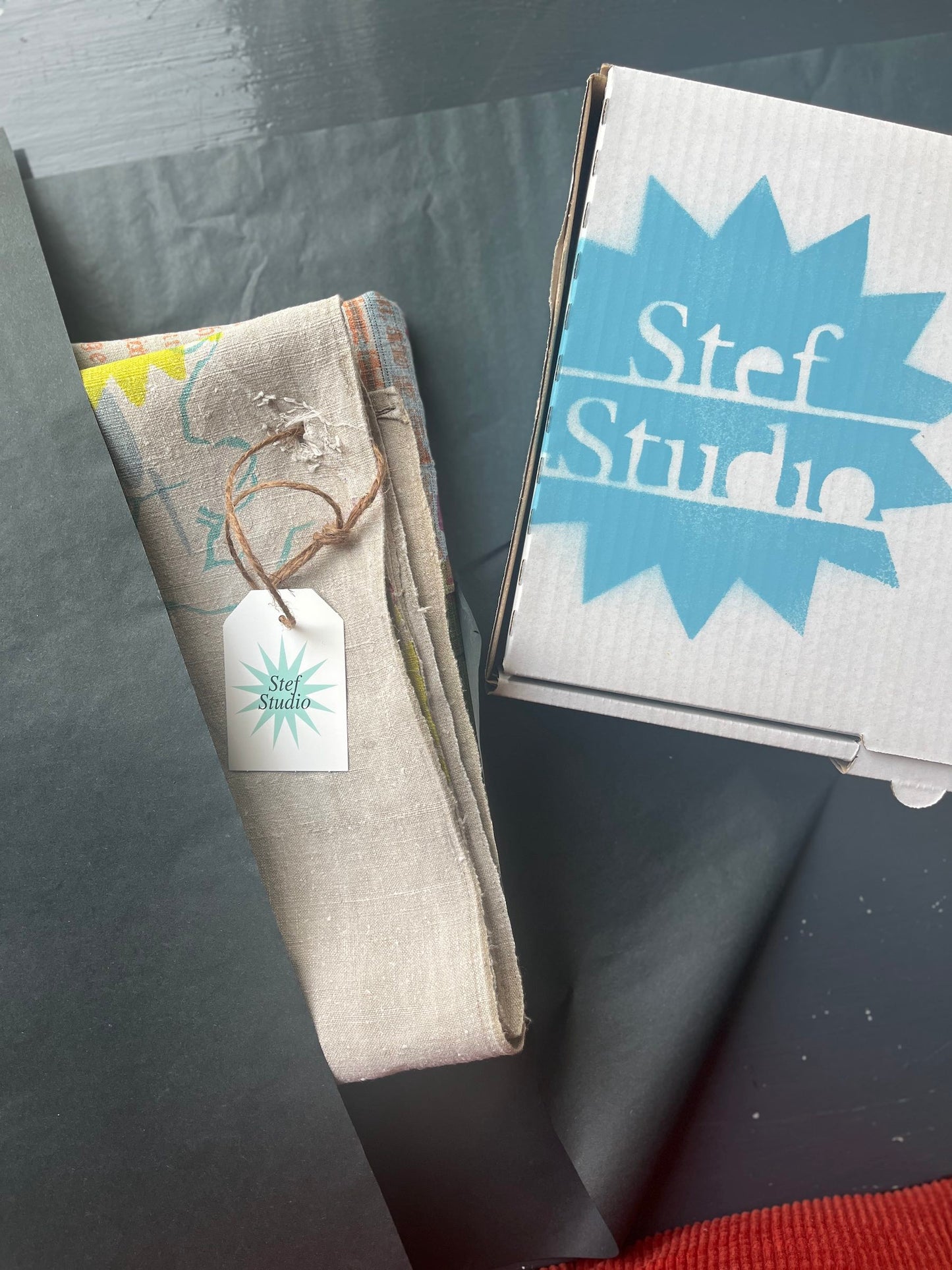 Happiness – Tischläufer handbedruckt aus Vintage-Leinen