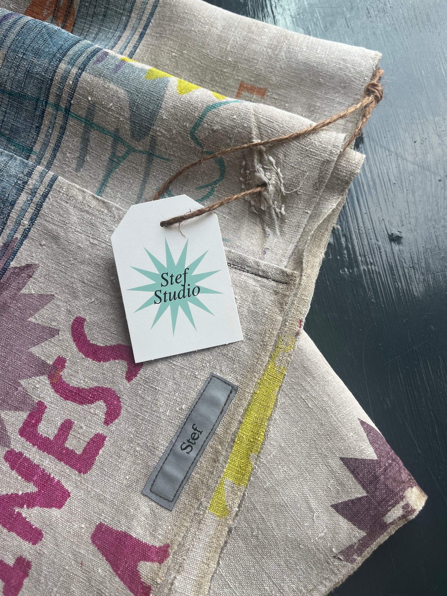 Happiness – Tischläufer handbedruckt aus Vintage-Leinen