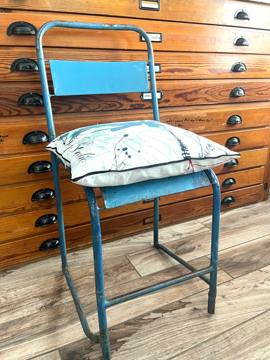 Objet Trouvé „Blau“ – Stuhl mit handbedrucktem Sitzkissen