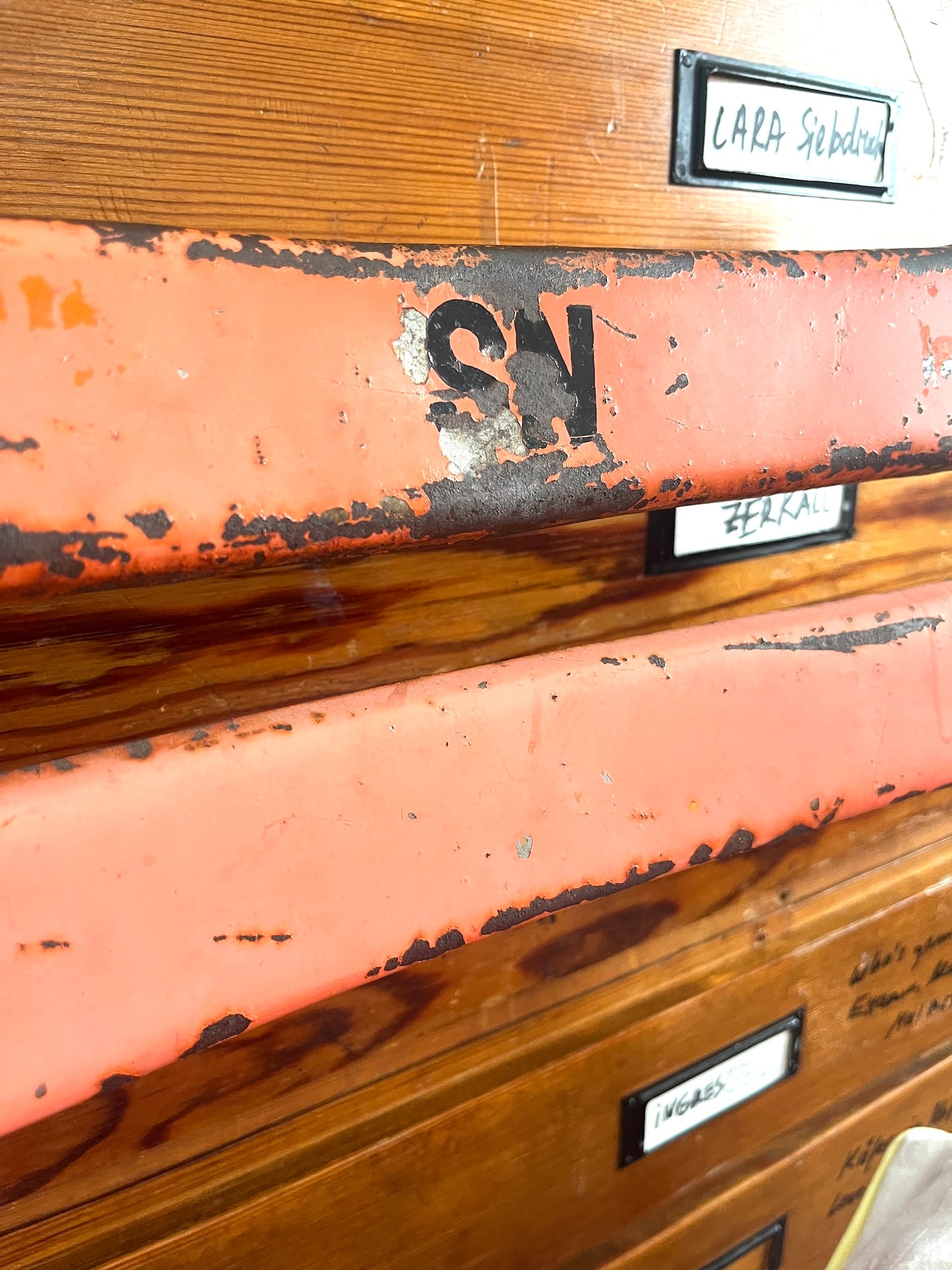 Objet Trouvé „Rot“ – Stuhl mit handbedrucktem Sitzkissen